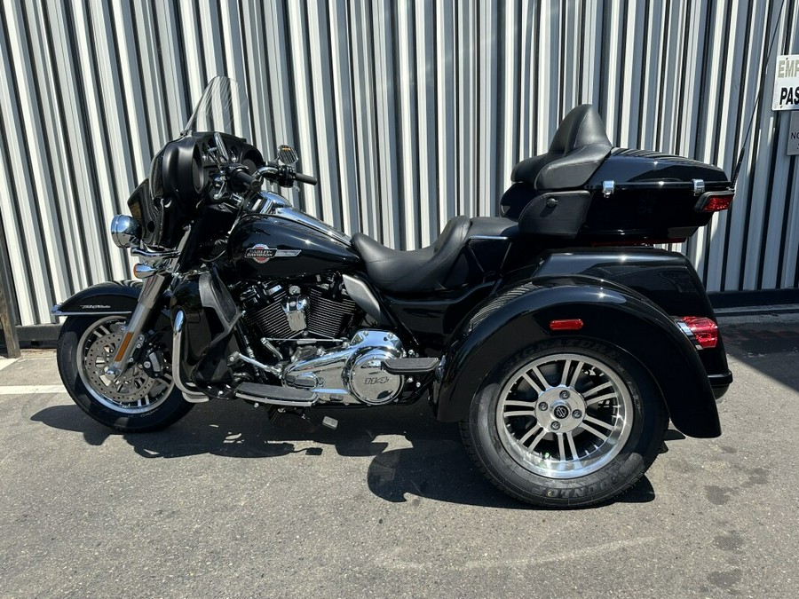 Harley-Davidson Tri Glide Ultra 2024 FLHTCUTG 84379159DT VIVID BLACK W/ PINS