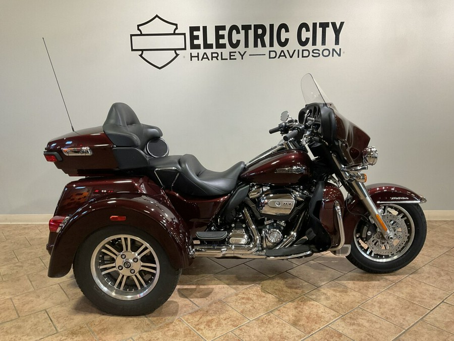 2019 Harley-Davidson® Tri Glide® Ultra Twisted Cherry FLHTCUTG