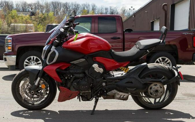 2025 Ducati Diavel V4 Ducati Red