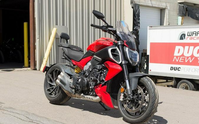 2025 Ducati Diavel V4 Ducati Red