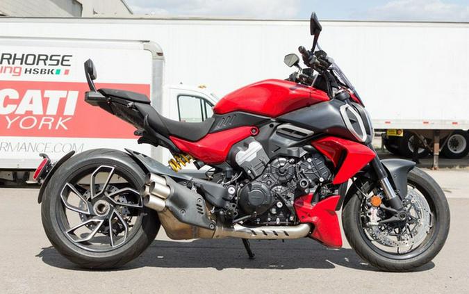 2025 Ducati Diavel V4 Ducati Red