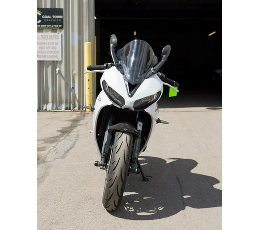 2025 Triumph Daytona 660 Snowdonia WhiteSapphire Black