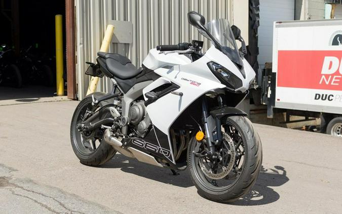 2025 Triumph Daytona 660 Snowdonia WhiteSapphire Black