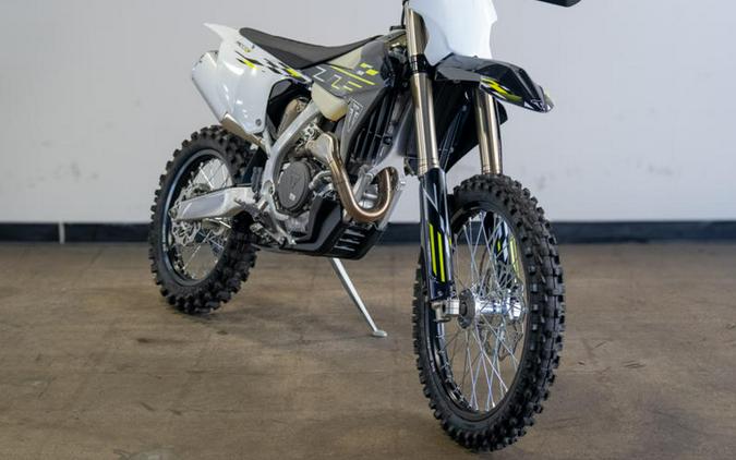 2026 Triumph TF 450-C Jet black/ Pure white