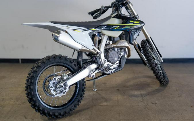 2026 Triumph TF 450-C Jet black/ Pure white