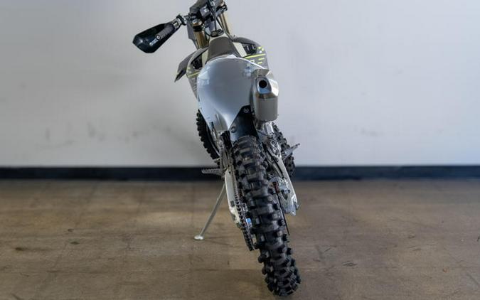 2026 Triumph TF 450-C Jet black/ Pure white