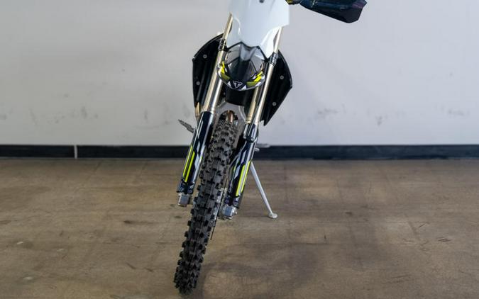 2026 Triumph TF 450-C Jet black/ Pure white