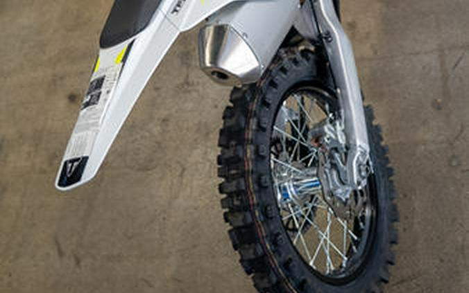 2026 Triumph TF 450-C Jet black/ Pure white