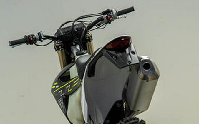 2026 Triumph TF 450-E Jet Black/Pure White