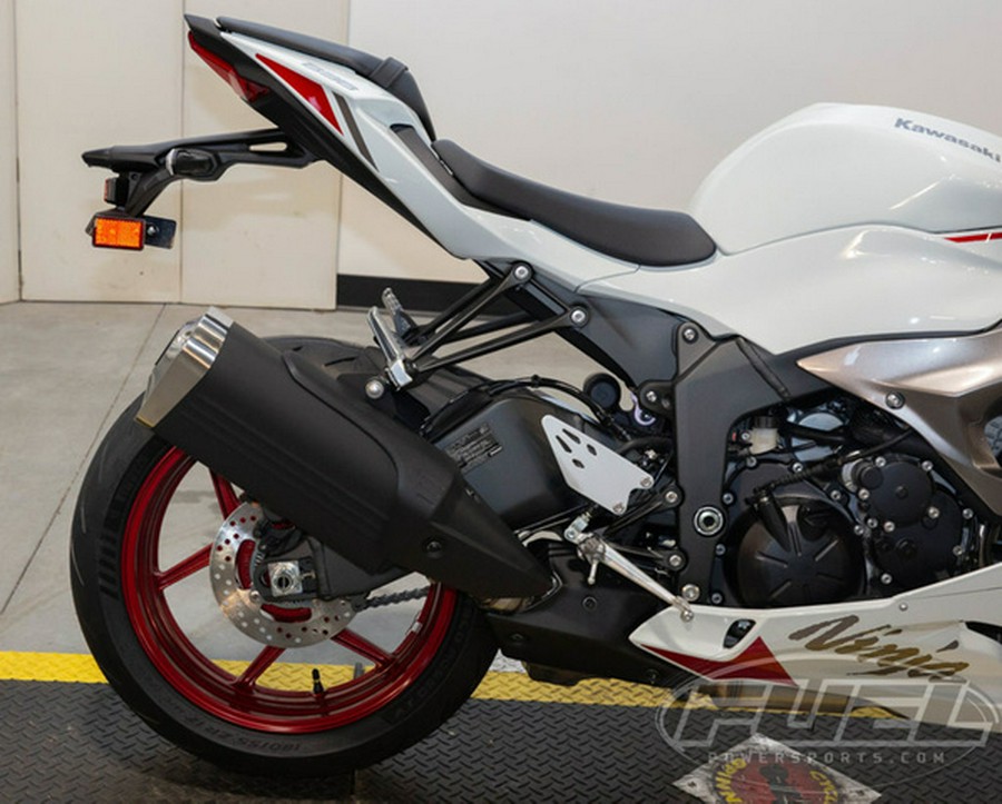 2024 Kawasaki Ninja ZX-6R Pearl Robotic White/Metallic Graphit