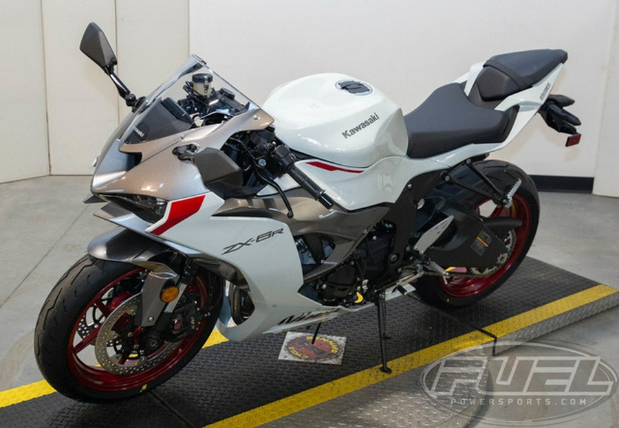 2024 Kawasaki Ninja ZX-6R Pearl Robotic White/Metallic Graphit