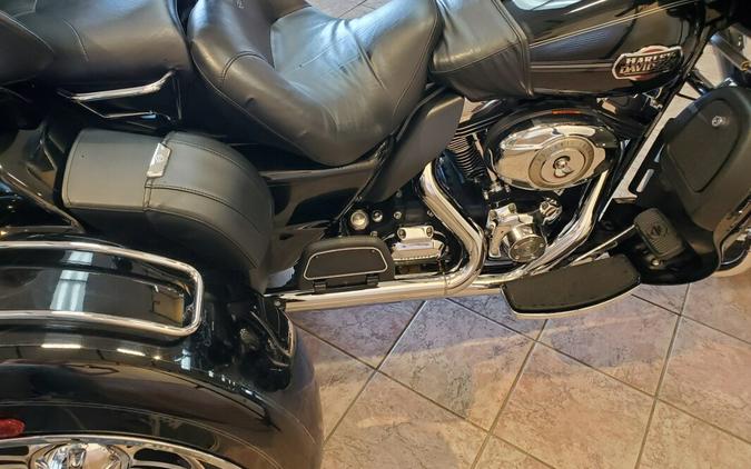 2010 Harley-Davidson Tri Glide Ultra Classic® Vivid Black w/ Pull Behind