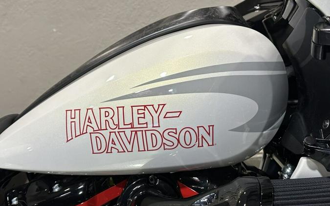 Harley-Davidson CVO™ Road Glide® ST 2024 FLTRXSTSE 84457365 GOLDEN WHT PRL