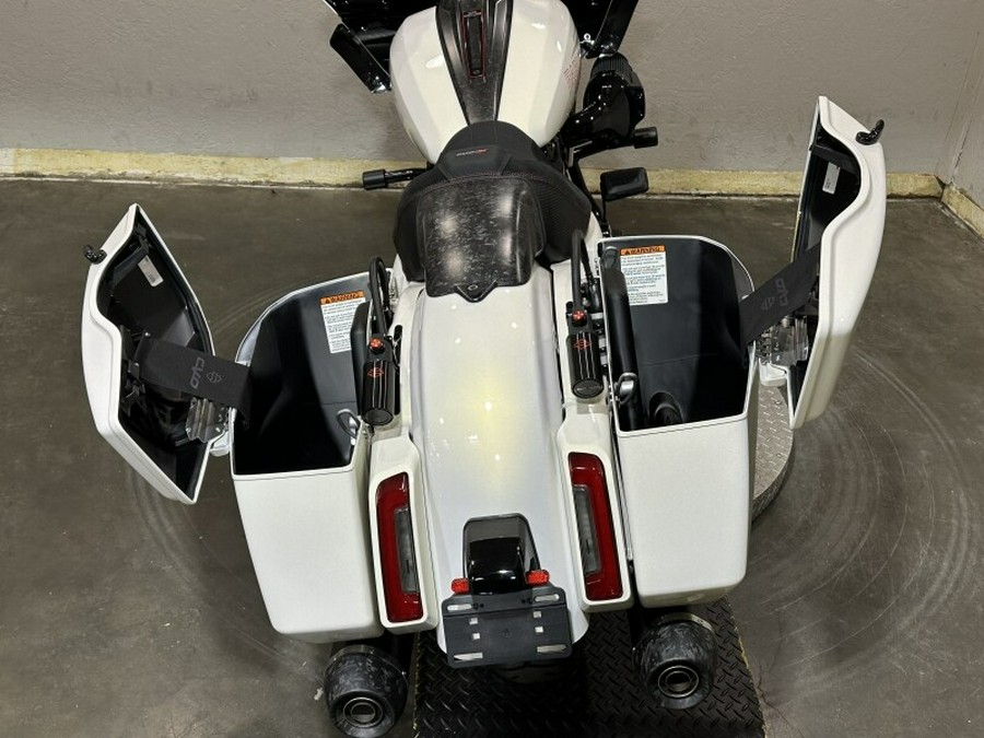 Harley-Davidson CVO™ Road Glide® ST 2024 FLTRXSTSE 84457365 GOLDEN WHT PRL