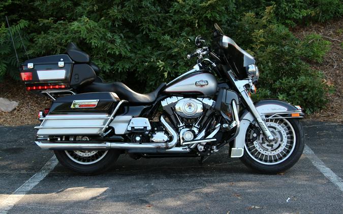 2010 Harley-Davidson® FLHTCU