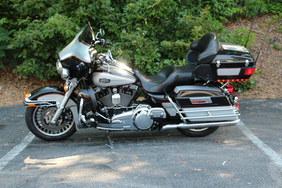 2010 Harley-Davidson® FLHTCU