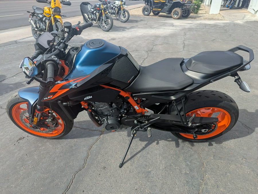 2023 KTM Duke 890 R
