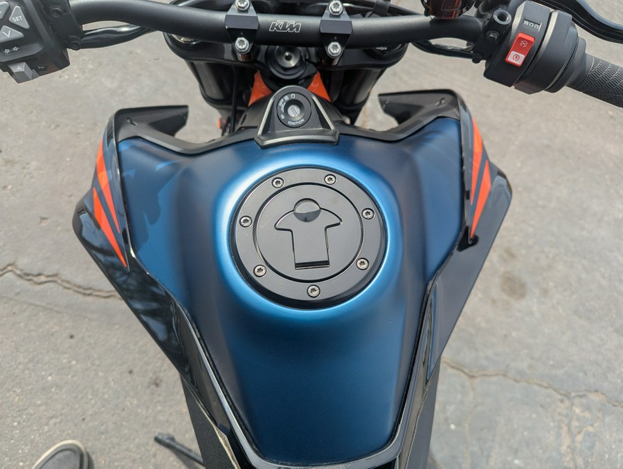 2023 KTM Duke 890 R