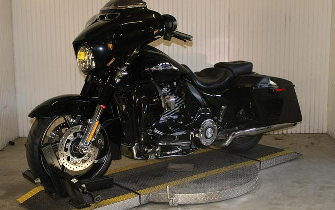 2016 Harley-Davidson® FLHXSE - CVO™ Street Glide®