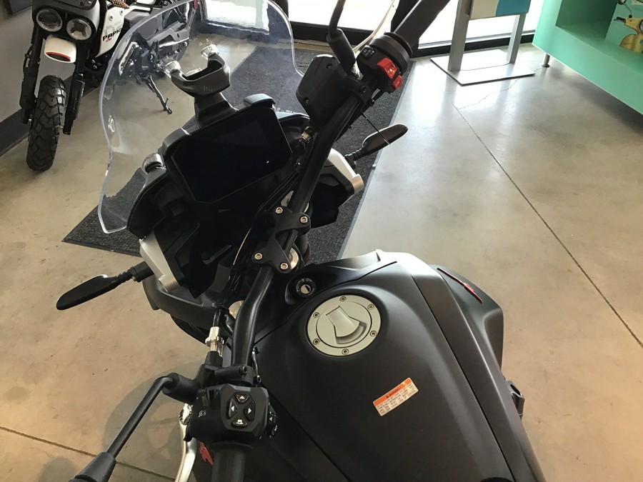 2025 Moto Guzzi V85 Strada