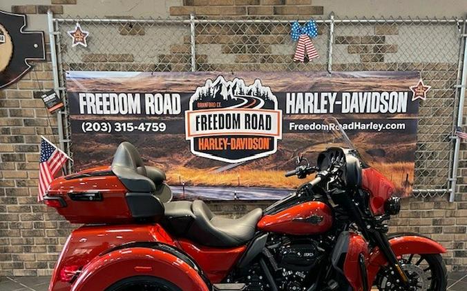 2025 Harley-Davidson Tri Glide® Ultra Whiskey Fire / Vivid Black - Black Finish