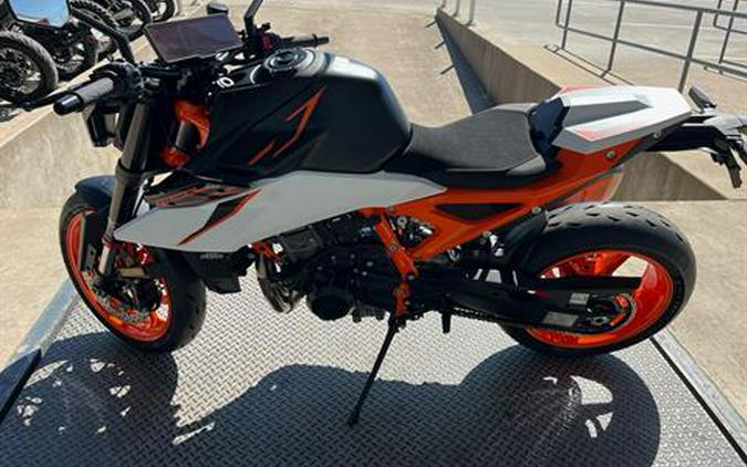 2026 KTM 990 Duke R