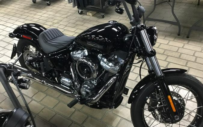2025 Harley-Davidson® Street Bob® Vivid Black w/Laced Wheels