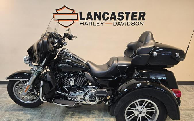 2020 Harley-Davidson® Tri Glide® Ultra Vivid Black FLHTCUTG