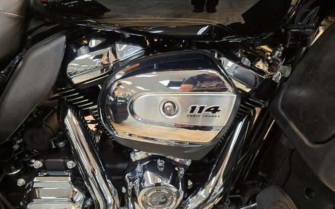 2020 Harley-Davidson® Tri Glide® Ultra Vivid Black FLHTCUTG