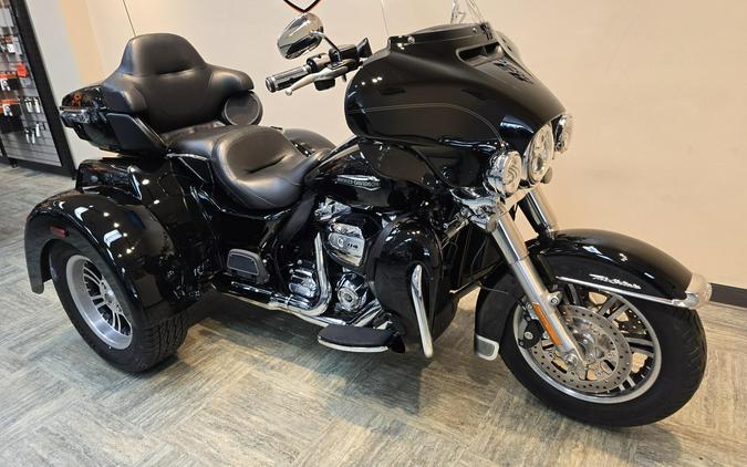 2020 Harley-Davidson® Tri Glide® Ultra Vivid Black FLHTCUTG