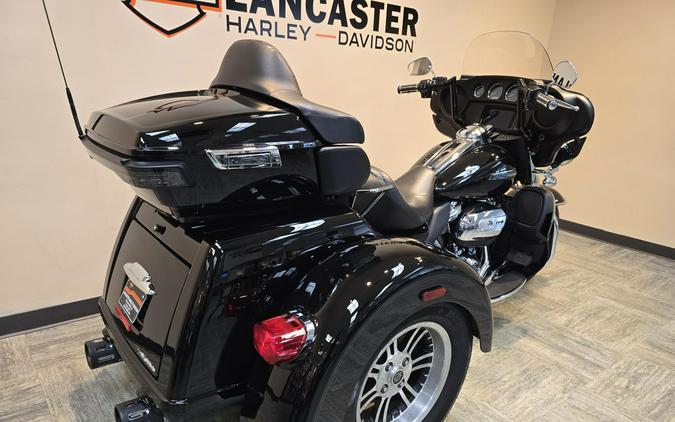 2020 Harley-Davidson® Tri Glide® Ultra Vivid Black FLHTCUTG