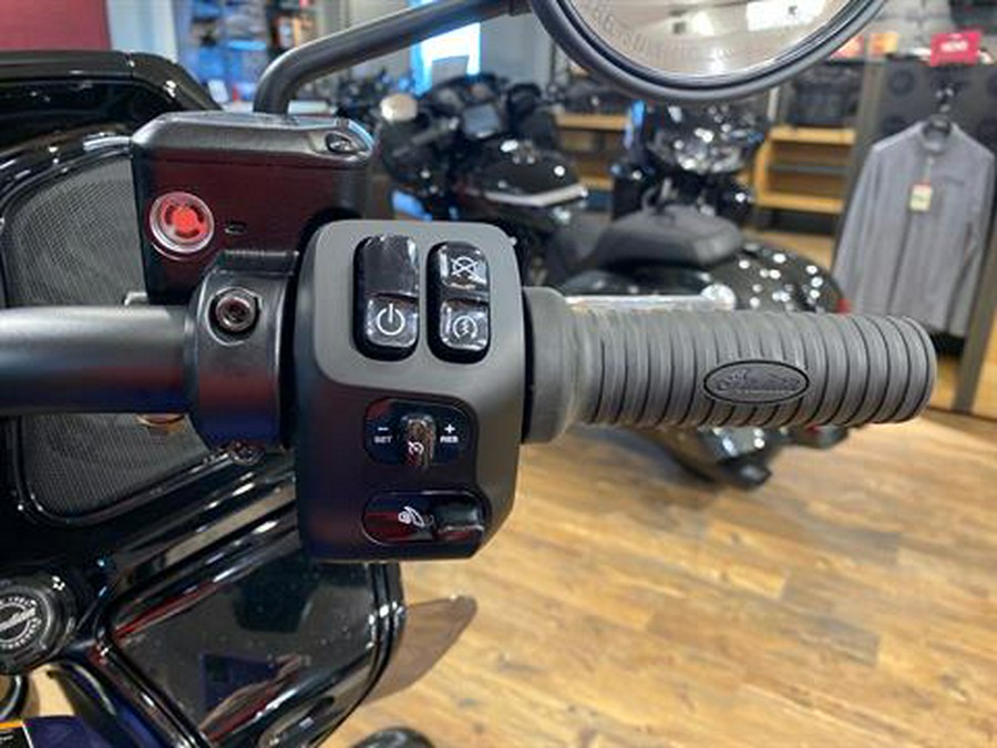 2024 Indian Motorcycle Challenger® Dark Horse® with PowerBand Audio Package