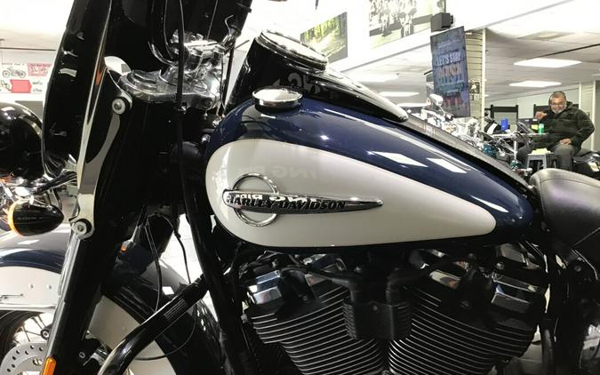 2019 Harley-Davidson® Heritage Classic Billiard Blue/Billiard White