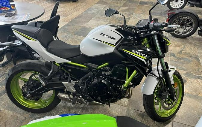 2021 Kawasaki Z650 ABS Pearl Blizzard White/Metallic Spark Black