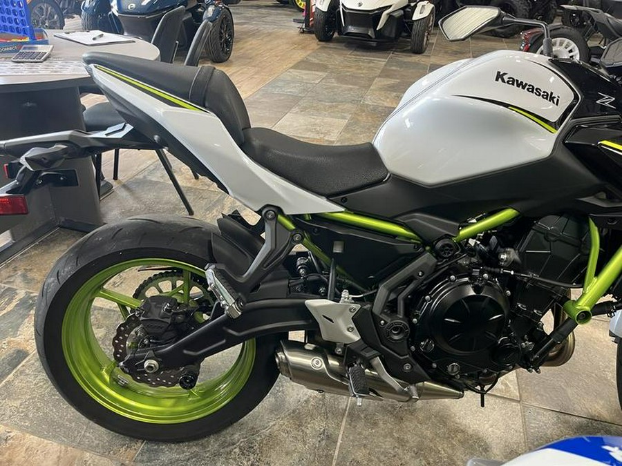 2021 Kawasaki Z650 ABS Pearl Blizzard White/Metallic Spark Black