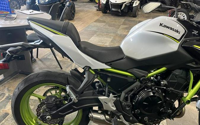 2021 Kawasaki Z650 ABS Pearl Blizzard White/Metallic Spark Black