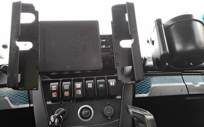 2019 Can-Am Commander XT 800R Carbon Black & Octane Blue