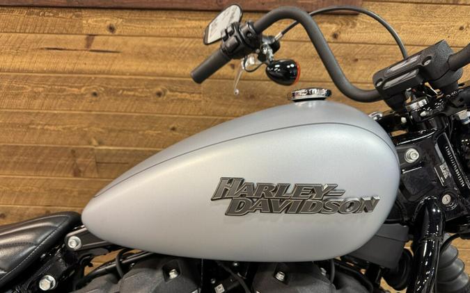 2020 Harley-Davidson® Street Bob® Barracuda Silver Denim FXBB
