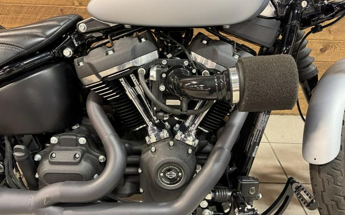 2020 Harley-Davidson® Street Bob® Barracuda Silver Denim FXBB