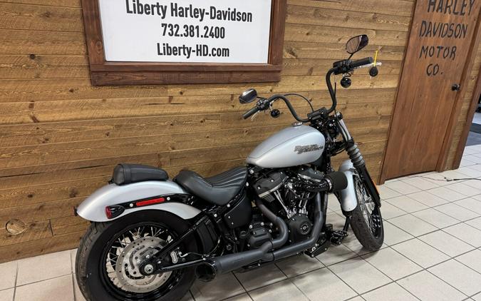 2020 Harley-Davidson® Street Bob® Barracuda Silver Denim FXBB
