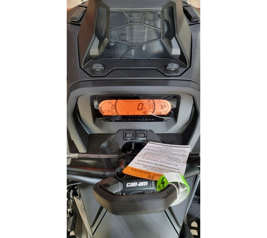 2025 Can-Am® Outlander X mr 1000R Granite Grey & Legion Red