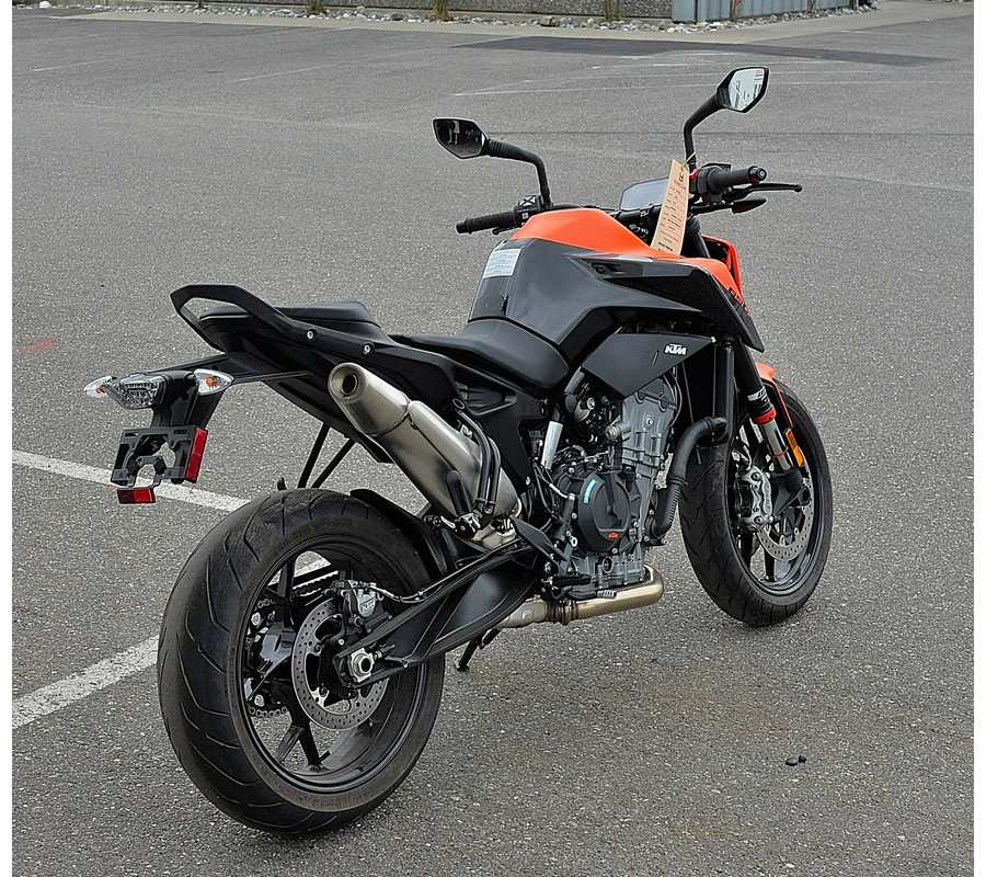 2022 KTM Duke 890 R