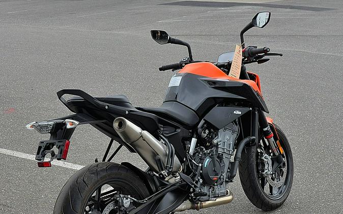 2022 KTM Duke 890 R