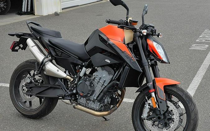 2022 KTM Duke 890 R