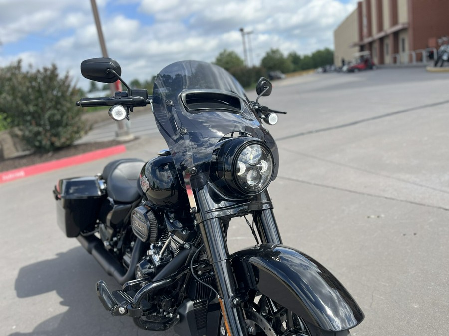 2025 Harley-Davidson® FLHRXS Road King® Special Vivid Black 615335