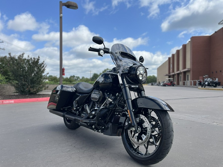 2025 Harley-Davidson® FLHRXS Road King® Special Vivid Black 615335