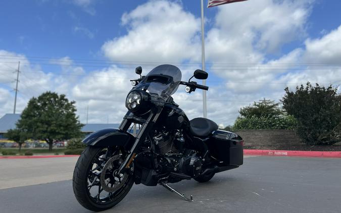 2025 Harley-Davidson® FLHRXS Road King® Special Vivid Black 615335