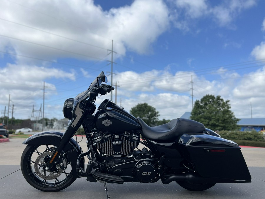 2025 Harley-Davidson® FLHRXS Road King® Special Vivid Black 615335