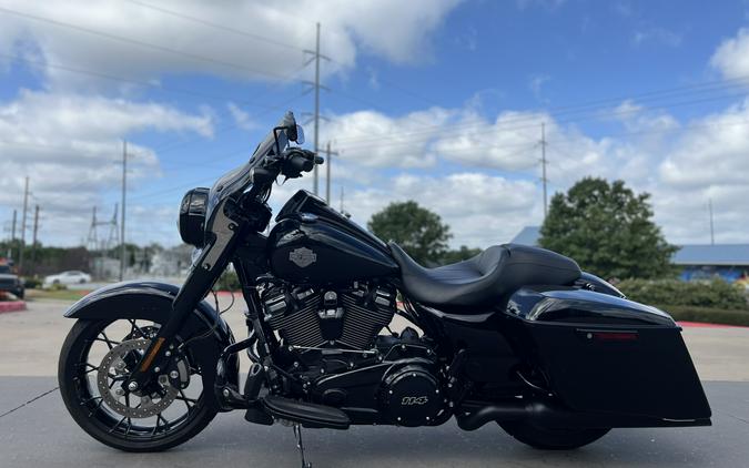 2025 Harley-Davidson® FLHRXS Road King® Special Vivid Black 615335