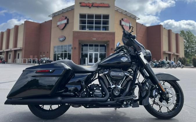 2025 Harley-Davidson® FLHRXS Road King® Special Vivid Black 615335